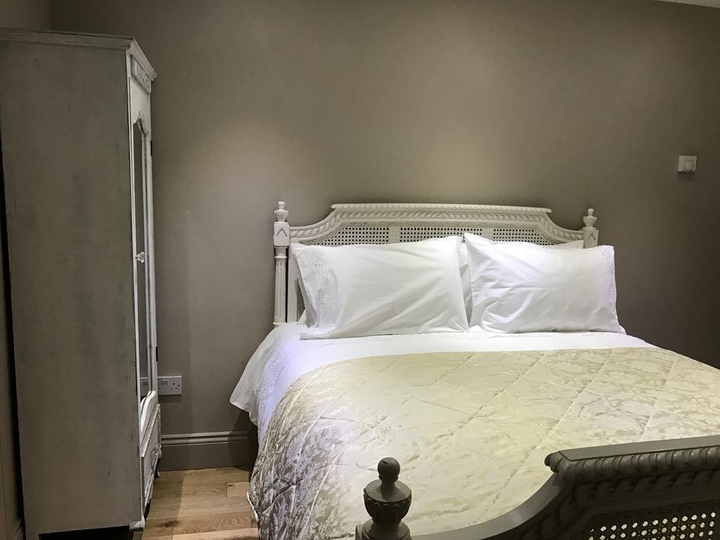 The Broad Leys Bed & Breakfast Aylesbury  Ngoại thất bức ảnh